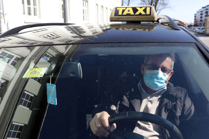 Covid-19 ne bo šel nikamor. Ostal bo. Mi pa tudi.