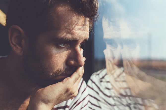 Kot bi bili ujeti v predoru in še priklenjeni na tla